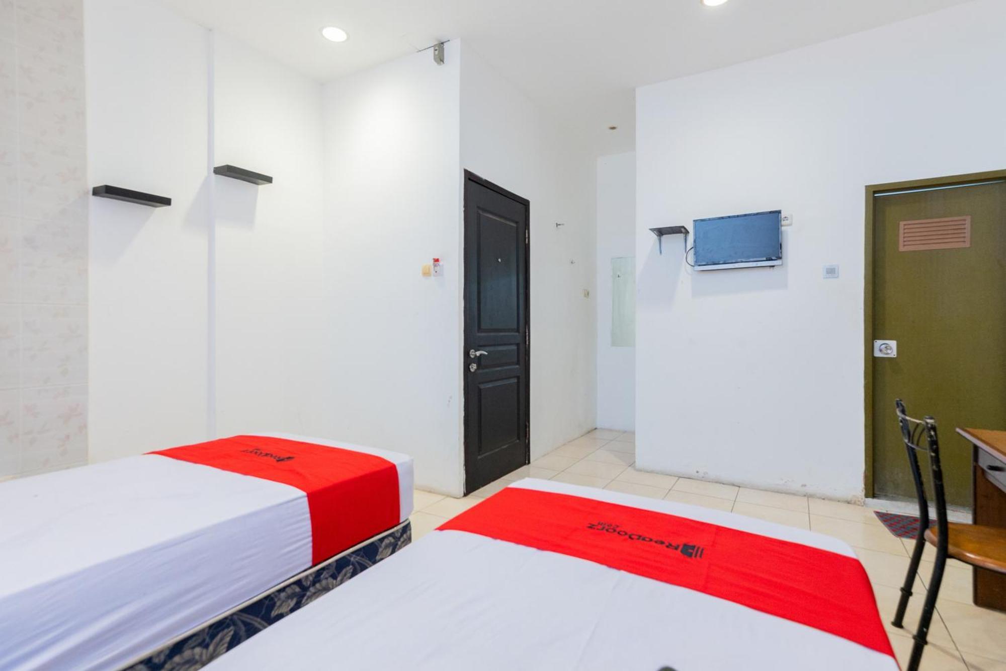Reddoorz At Sparkling Hotel Surabaya Exterior photo